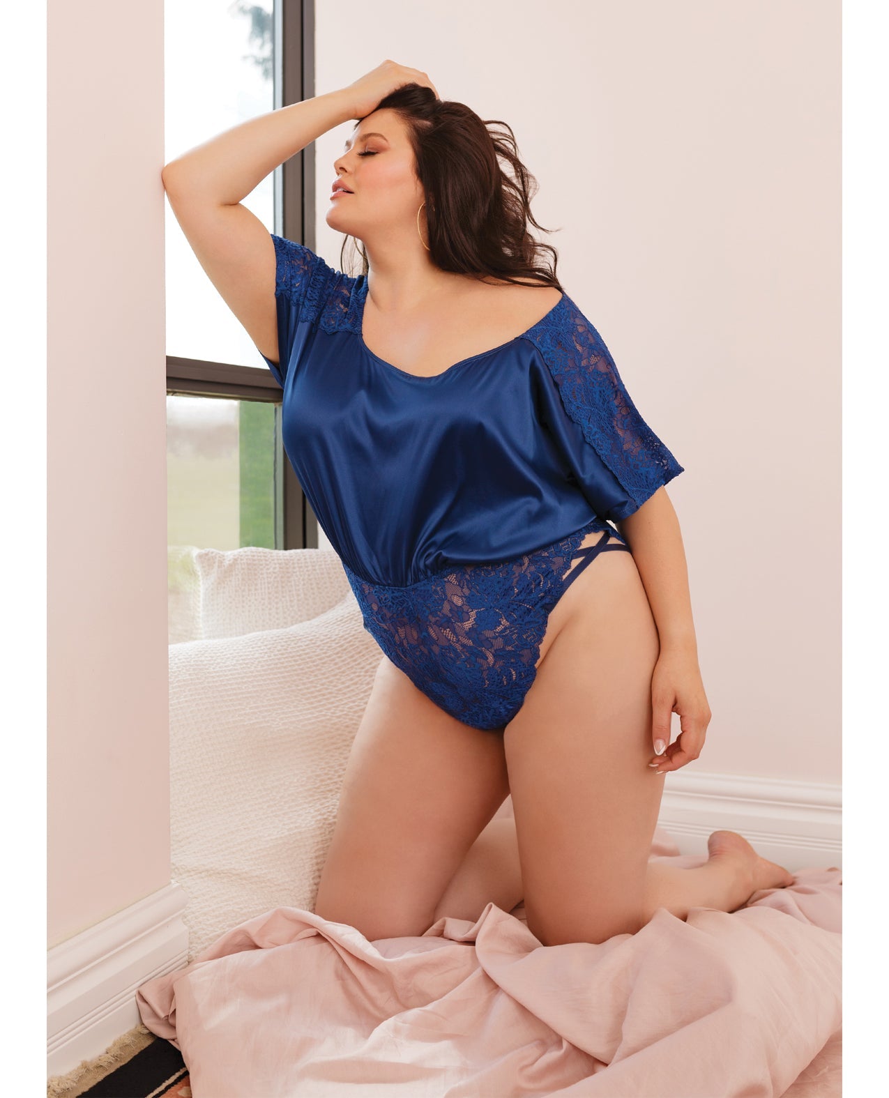 Combinaison à épaules dénudées en satin extensible et dentelle extensible festonnée Bleu marine OS/XL